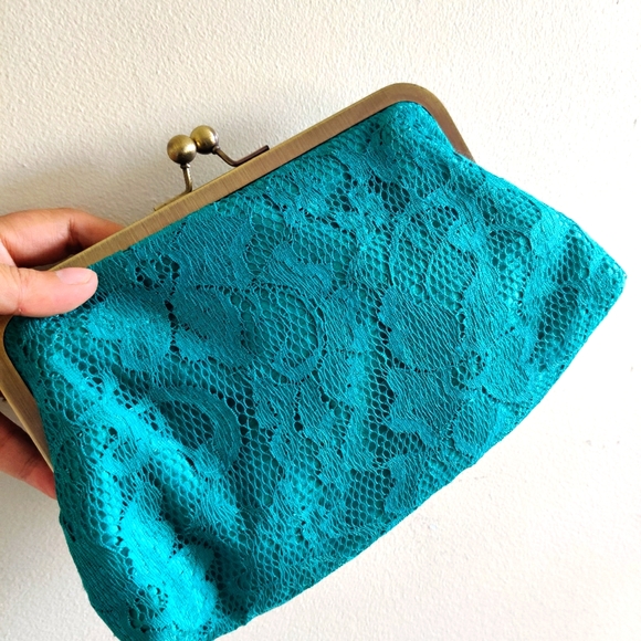 VINTAGE|| Turquoise LACE clutch purse with contrast orange interior - Picture 3 of 9